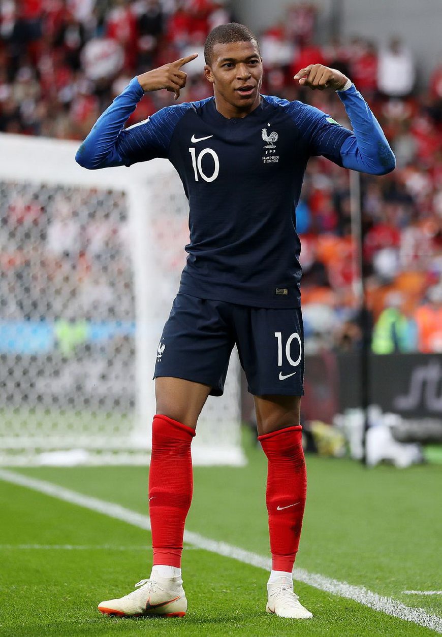 与4结缘，多特5轮欧冠联赛有4轮打入4球，剩下1轮被曼城进4球（多特欧冠五战尽染“4”色：四场各入4球，唯一一场被曼城灌4球）