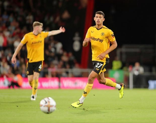 一日意甲动向：国米大胜科莫晋级榜首，米兰中锋实在是太令人发愁（意甲今日观察：国米横扫科莫登顶，米兰中锋难题令人头疼）