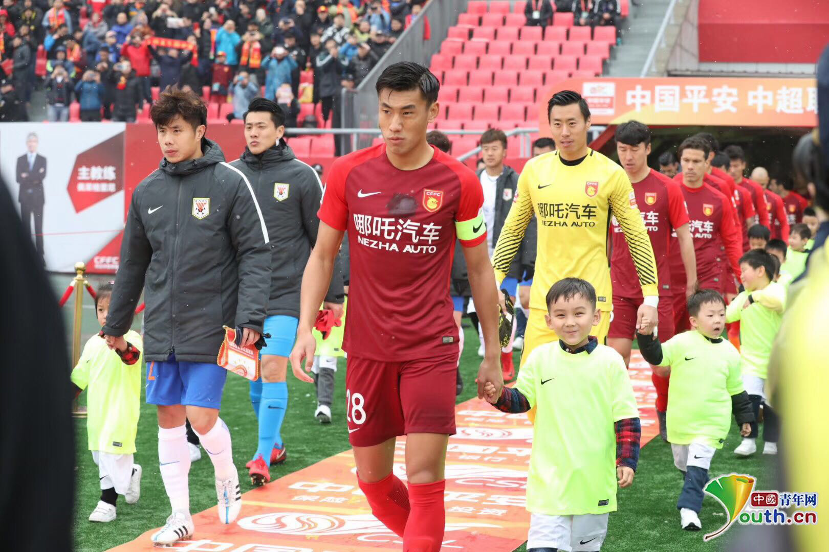 养伤期间看看球，阿什拉夫现场观看埃尔切vs皇马（阿什拉夫养伤期现身看台，观战埃尔切对皇马）