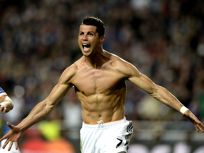 赫内斯遭拜仁球迷横幅抗议！前者近期曾呼吁废除50+1政策（呼吁废除50+1后，赫内斯遭拜仁球迷横幅抗议）