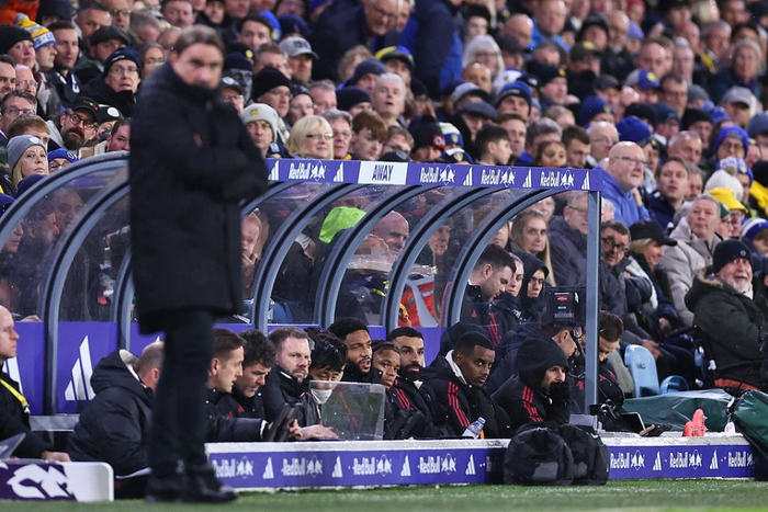 “封神”助力续航绿茵梦想，新鹏城与台铃举行车辆交付仪式（封神加持续航绿茵征程，台铃携手新鹏城完成车辆交付）