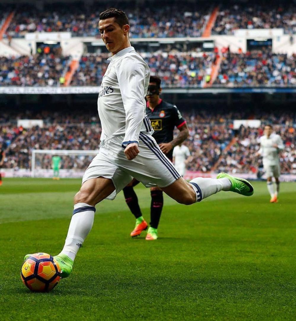 那一脚出去，全场屏住呼吸（这一脚踢出，全场屏息凝神）