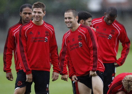 每体：阿根廷队在西班牙集训，球迷热情高涨只为一睹梅西风采（每体：阿根廷队西班牙备训，球迷蜂拥而至只为目睹梅西）