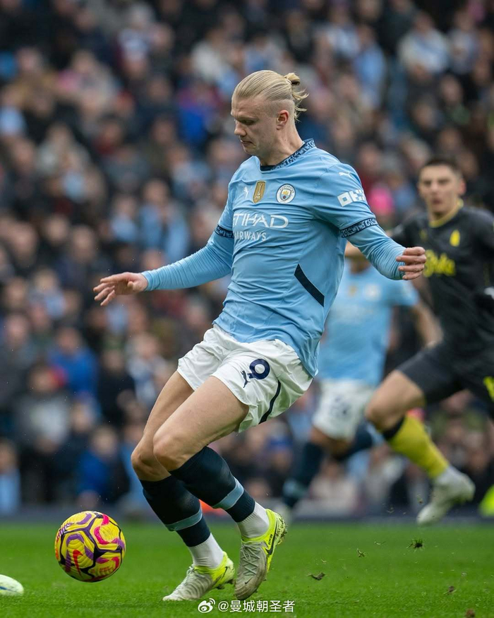 萨拉赫非洲杯使用定制护腿板，含有埃及和利物浦安菲尔德元素（萨拉赫非洲杯佩戴定制护腿板，融合埃及与利物浦安菲尔德元素）