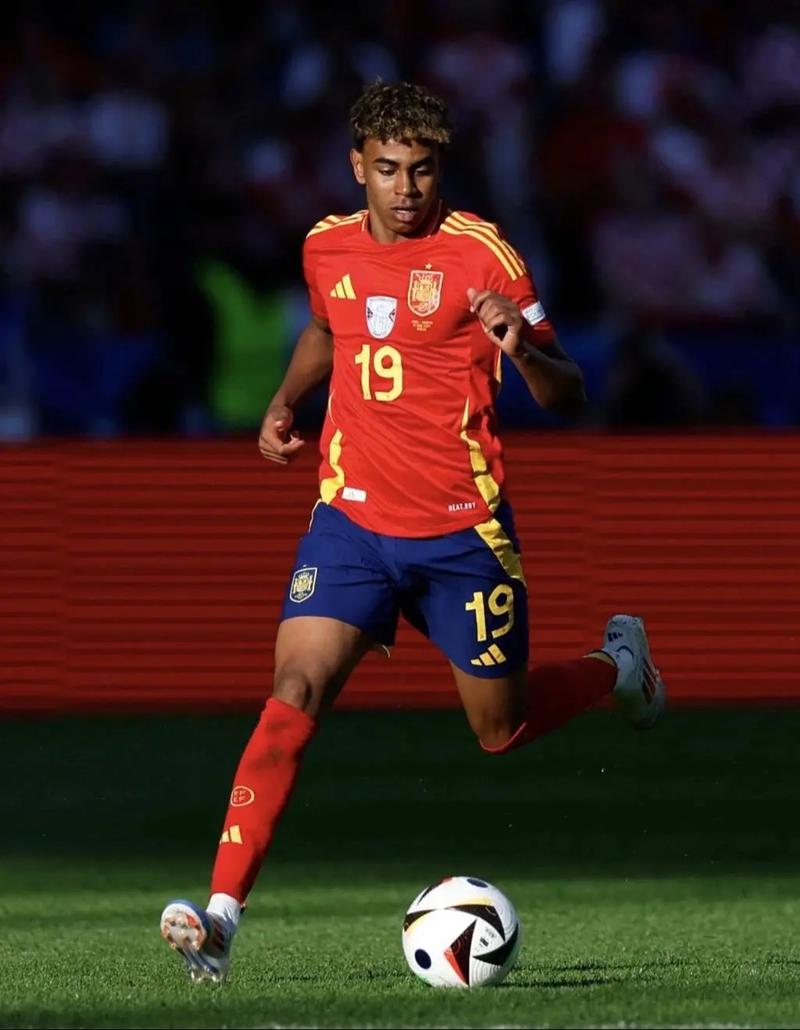 英超战报：曼城2-1战胜切尔西,（英超快讯：曼城2比1力克切尔西）