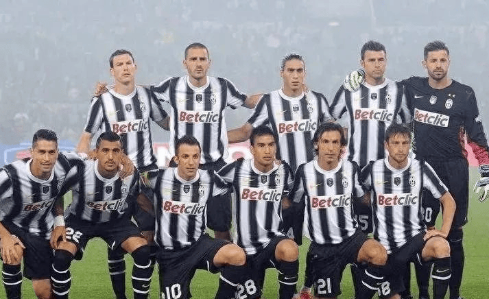 湖人全队苦练备战，官媒晒训练照（湖人全队加练备战，官媒发布训练照）