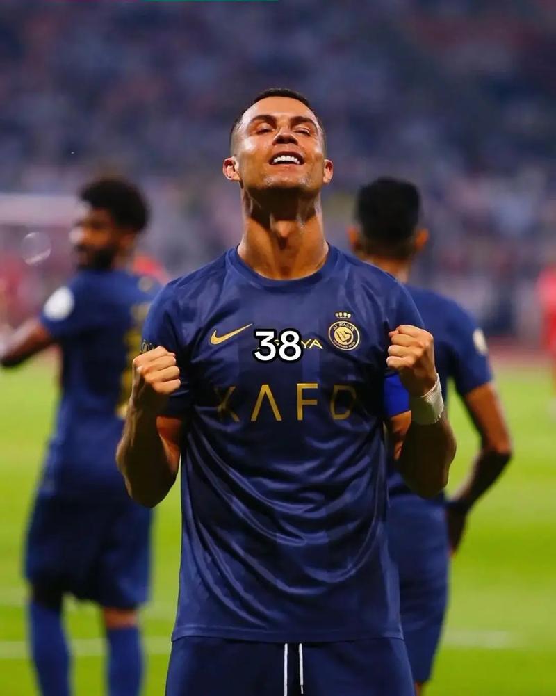 埃基蒂克成为西塞后首位为利物浦单场联赛打入2球的法国球员（埃基蒂克成西塞后首位在单场联赛为利物浦梅开二度的法国球员）