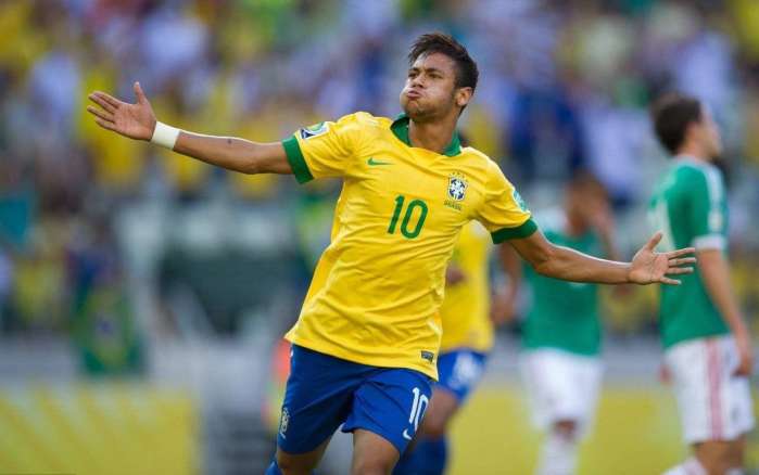 “苏超”冠军的排面，泰州市委书记和市长更衣室祝贺泰州夺冠（泰州加冕“苏超”冠军，市委书记、市长走进更衣室致贺）